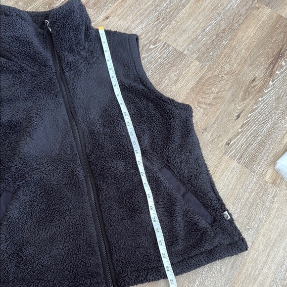 The North Face Size L Black Fleece Vest with High Collar - Picture 5 of 9